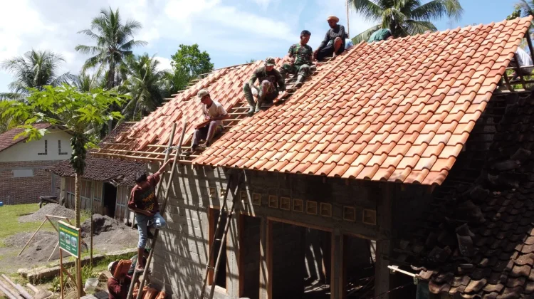 Pasang Atap, Rumah Milik Tupon Segera diselesaikan