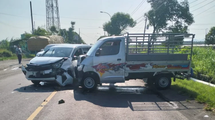 Lebihi Marka Jalan, Pick up Tabrak Minibus di Jalan Daendels Wilayah Kulon Progo
