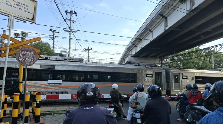 Jangan Sepelekan, Dampak dan Sanksi Menerobos Palang Pintu Perlintasan Kereta
