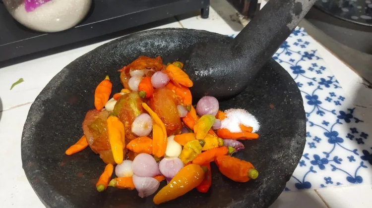 Sambal Bawang dengan Sentuhan Uleg Tangan begitu Nikmat