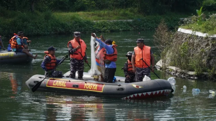 Ancam Ekosistem Lokal, Ikan Sapu-Sapu di Rawa Kalibayem Diberantas