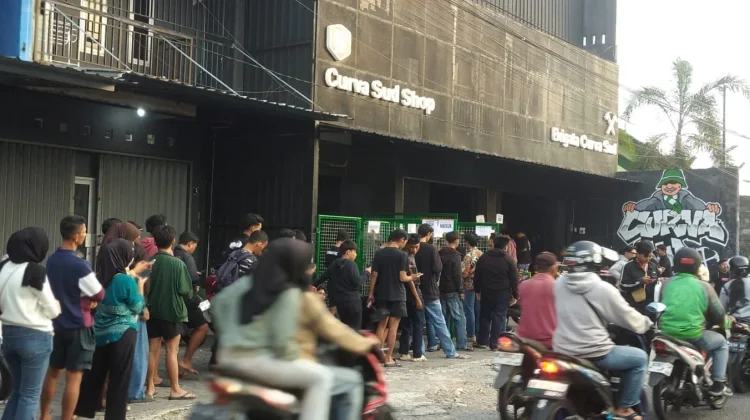 Ratusan Suporter Antre Tiket Final Liga 2 Sleman