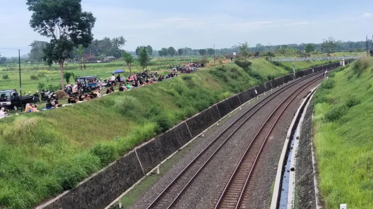 Spot "Nyore" Viral di Moyudan: Menikmati Kereta Api dari Atas Jembatan