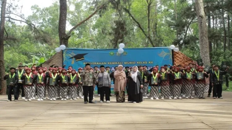 MA Madania Bantul Gelar Wisuda Siswa Bernuansa Harmoni Alam