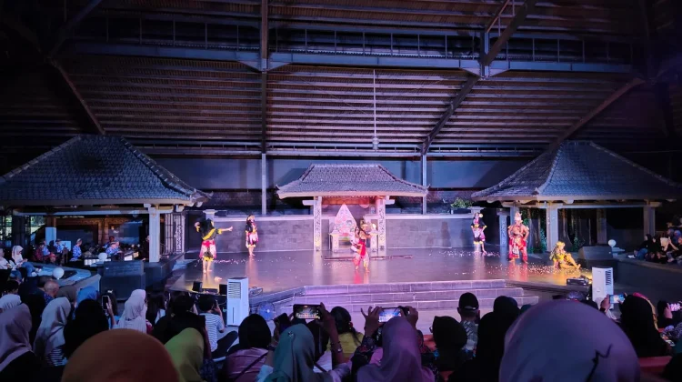 Lestarikan Budaya Adiluhung, Komunitas Seni DIY Nobar Bareng