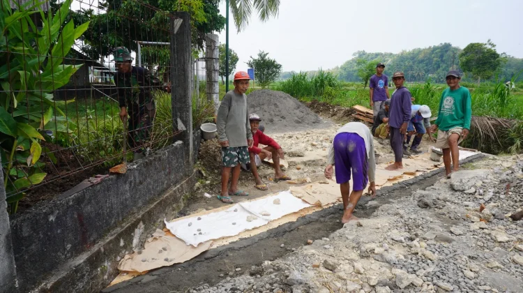 Pembuatan Gorong-gorong di Sidorejo untuk Cegah Genangan Air Masuk Rumah Warga
