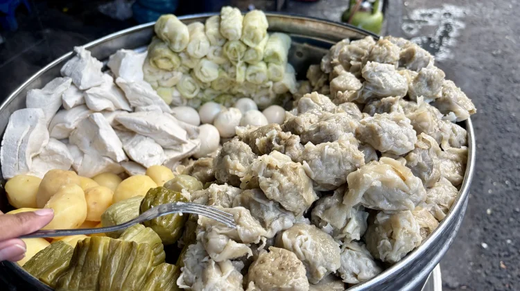 Menikmati Siomay Kotabaru Lengkap dengan Bumbu Kacang Gurih Nikmat