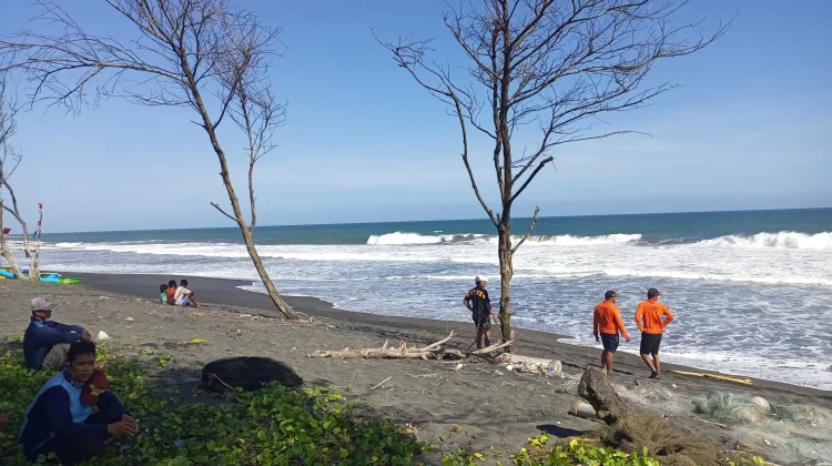 Perahu Nelayan Terbalik Dihantam Ombak Pantai Baru Bantul, Satu Orang Hilang