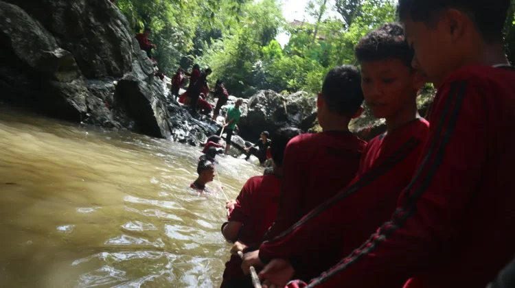 Siswa SMPN 1 Pengasih Perkuat Kekompakan lewat Susur Sungai di ''Segajih Live In''