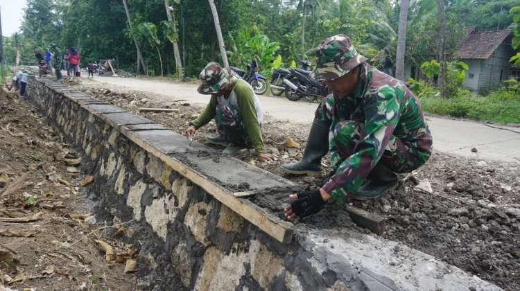Satgas TMMD dan Masyarakat Tuntaskan Pembangunan Talud Jalan di Kwarakan