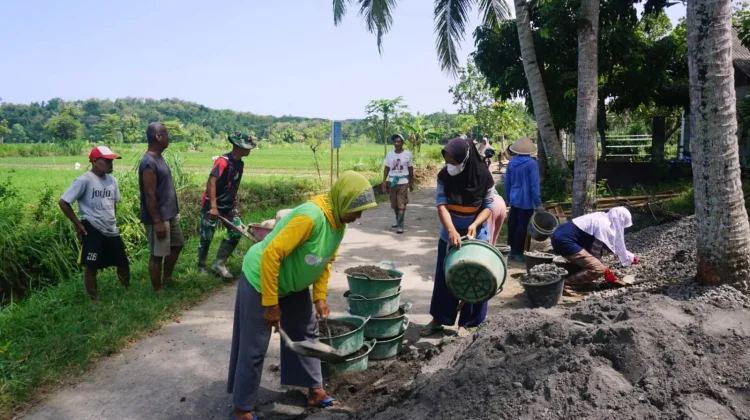 Ada Peran Kaum Ibu dalam Kesuksesan Program TMMD Reguler di Sidorejo