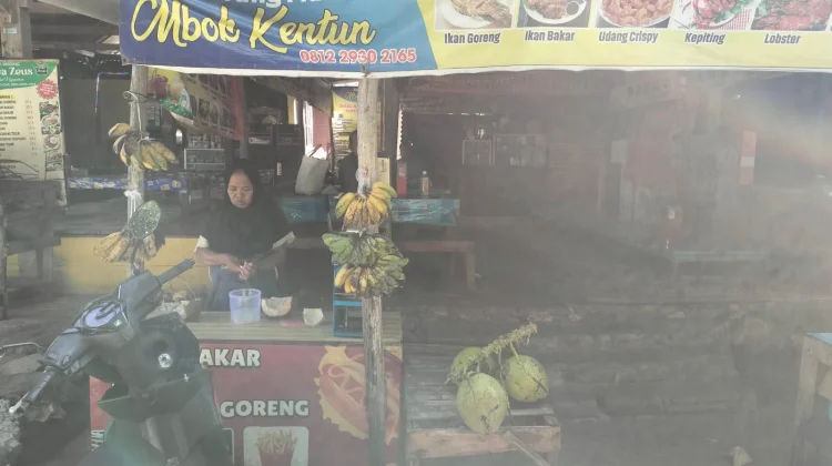Kisah Bu Kentun Bertahan Hidup di Pantai Ngrenehan