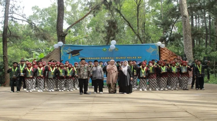 Harmonisasi Alam Bukti Pelepasan Siswa KELAS XII  MA Madania Bantul