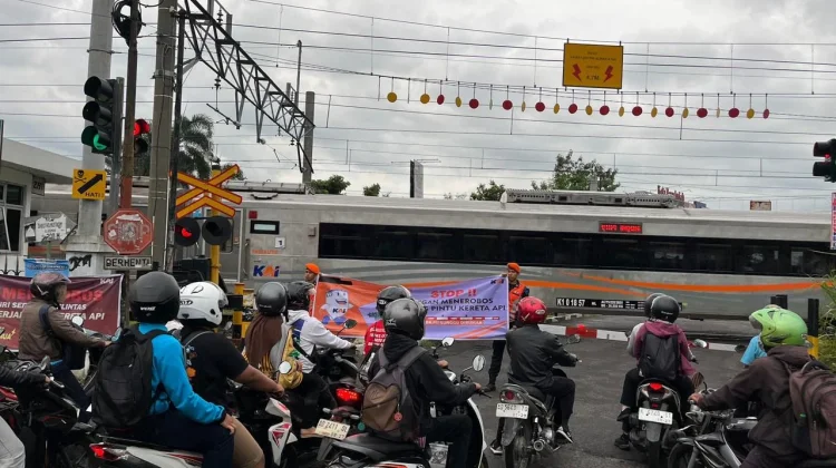 Usai Tutup Perlintasan Liar, Daop 6 Imbau Masyarakat Tak Beraktivitas di Sekitar KA
