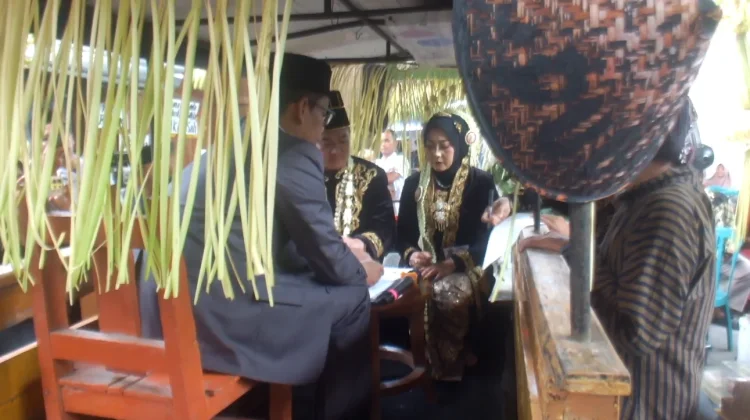 Unik, Tujuh Pasangan Pengantin di Bantul Ijab Kabul di Atas Gerobak Traktor
