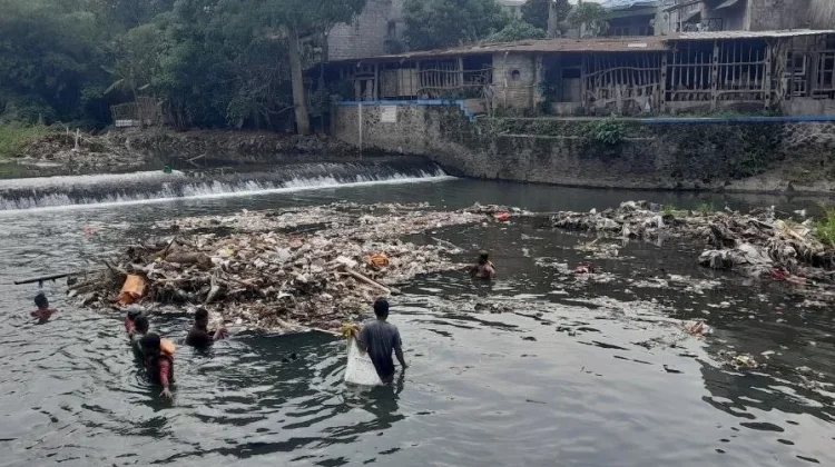 Sampah Menumpuk di Bendungan Winongo, Aliran Irigasi Sawah Sempat Tersendat