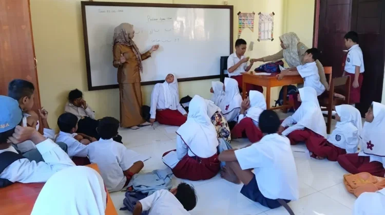 Guru Honorer Tetap Bisa Mengajar