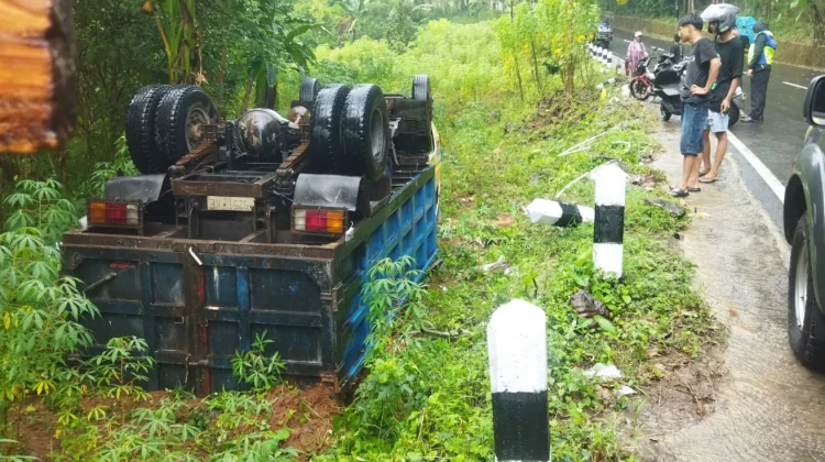 Insiden Selip, Truk Terperosok dan Terguling di Imogiri Bantul