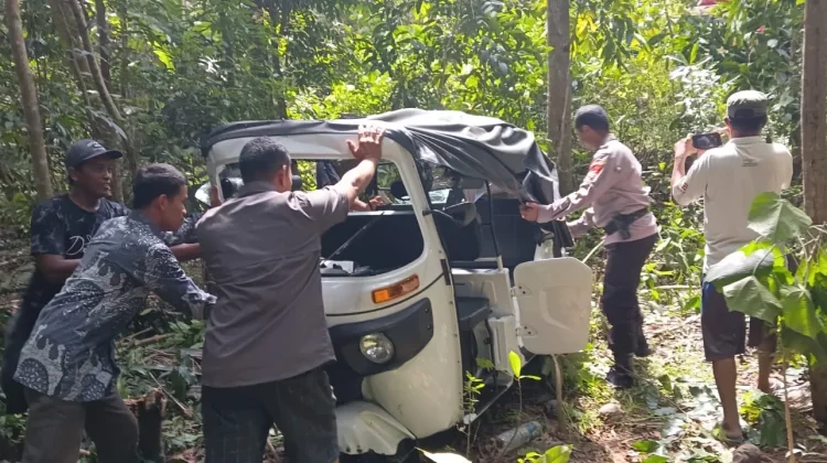 Bajaj Terperosok di Kebun Warga di Pajangan Bantul, Dua Orang Terluka