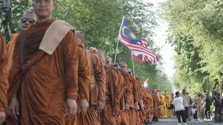 Bhikkhu Sangha Jalan Kaki ke Borobudur, Tebarkan Pesan Kemanusiaan