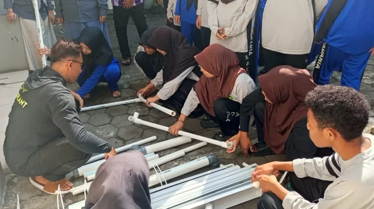 Siswa MA Madania Bantul Ikuti Pelatihan Pertanian Hidroponik