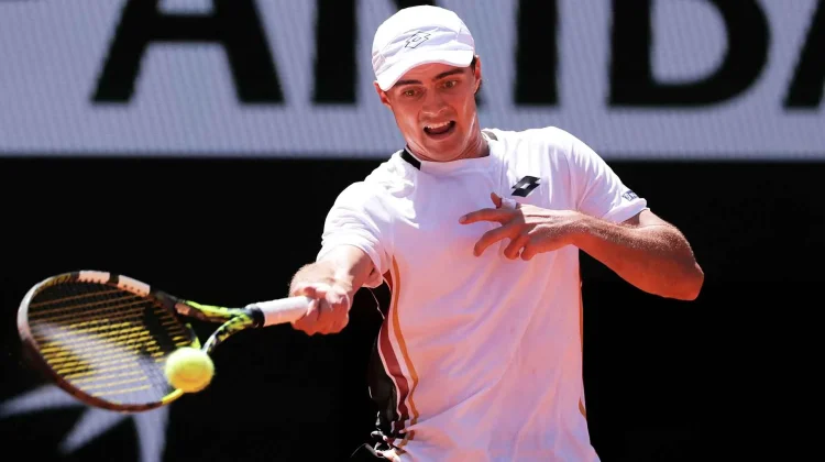 Adam Walton Kandaskan Daniil Medvedev di Roland Garros