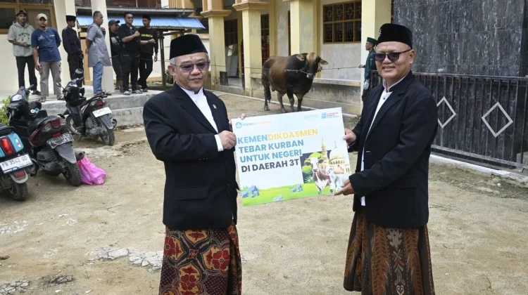 Kemendikdasmen Salurkan Ratusan Sapi dan Kambing Kurban
