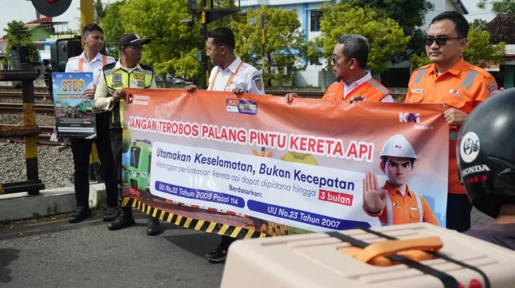 Kampanyekan Keselamatan, KAI Bandara Sosialisasi di Perlintasan Stasiun Wates