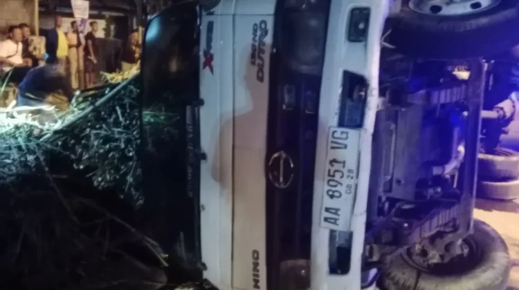 Hilang Kendali, Truk Terguling Timpa Motor di Madukismo