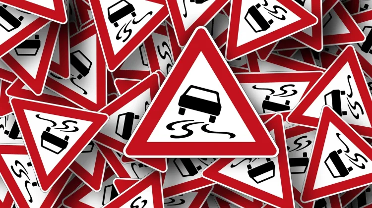 Mobil Calya Terjun ke Parit di Selokan Mataram, Pengemudi Selamat
