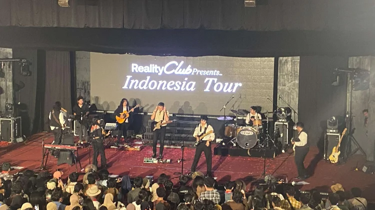 Lirik dan Makna Lagu Reality Club - Muted Sirens