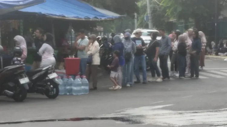 Mengamalkan Pancasila melalui Budaya Sabar Mengantri