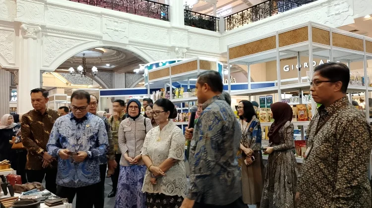 Melokal pada UMKM, Deputi Gubernur BI Melariskan Produk di Grebeg UMKM