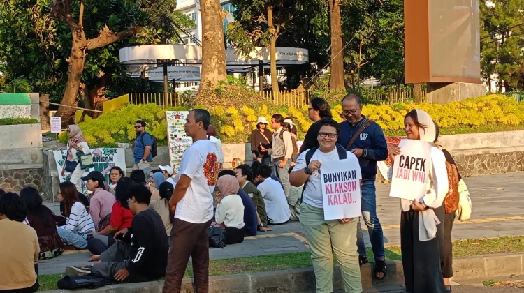 Gelar Aksi di UGM, Emak-Emak dan Mahasiswa Ajak Bunyikan Klakson