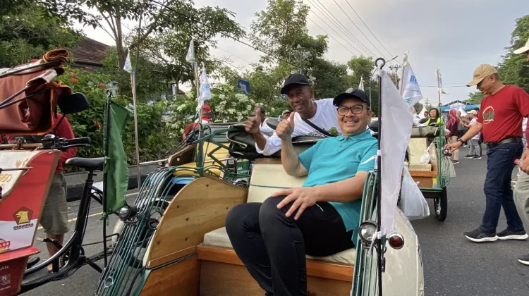 Parade Jogja Bersinar, Upaya Pemkot Yogyakarta Kampanyekan Becak Listrik