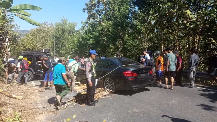 Mobil Mewah Terbalik usai Tabrak Tebing di Imogiri Bantul
