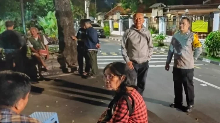 Bhabinkamtibmas Kotabaru Ikut Mengamankan Tuguran Romo Bernhard Kieser