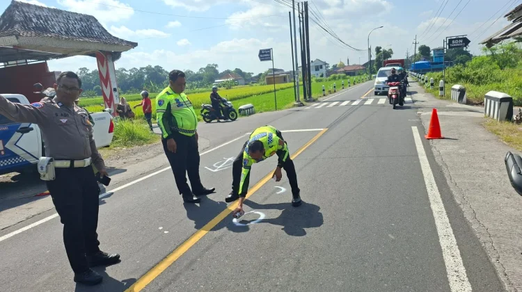 Ambil Jalur Terlalu Kanan saat Menyalip, Dua Motor Adu Banteng