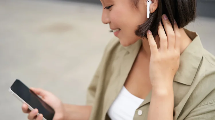 Benarkah Kebiasaan Pakai Earphone Bisa Sebabkan Tuli Permanen ?