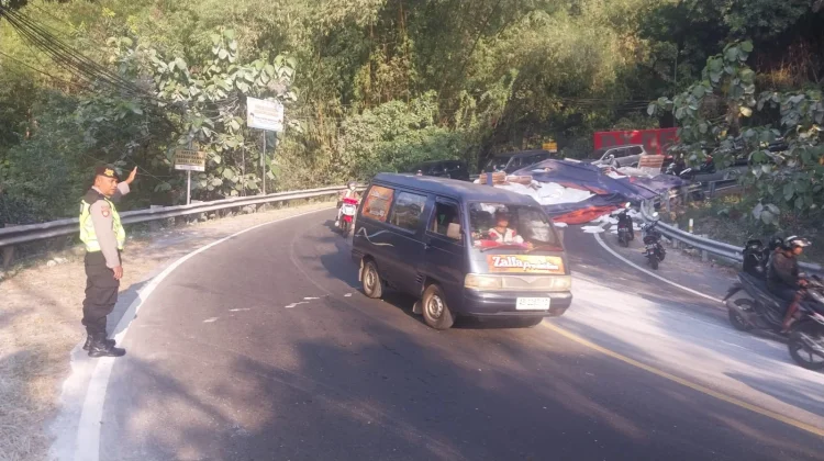Truk Muatan Kalsit Kecelakaan di Bokong Semar, Lalu Lintas Tersendat