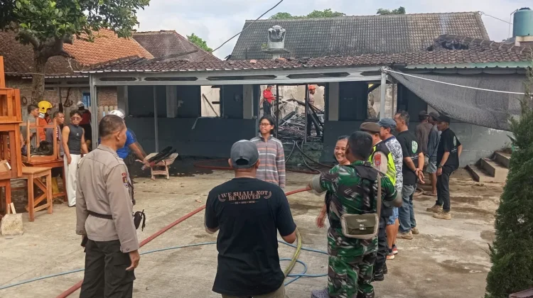 Diduga Korsleting Listrik, Rumah Kontrakan di Ngaglik Sleman Dilahap Api
