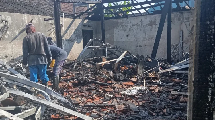 Rumah Kontrakan di Ngaglik Ludes Terbakar, Kerugian Ditaksir Rp300 Juta