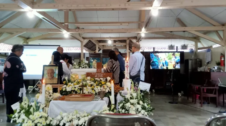 Teladan Hidup dari Romo Bernhard Kieser SJ