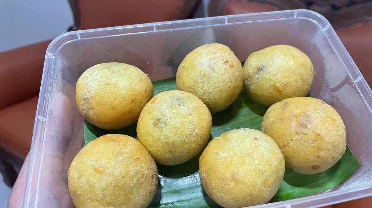 Bola Singkong Isi Cokelat jadi Pilihan Cemilan Favorit