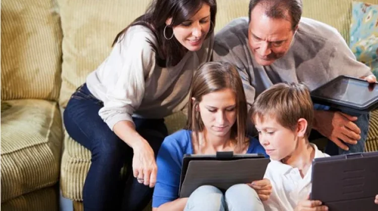 Orang Tua Perlu Hadir di Dunia Digital Anak