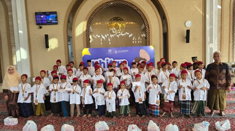 Libur Sekolah Jadi Berkah, 50 Anak Ikut Khitan Massal di Masjid Al-Ghozali