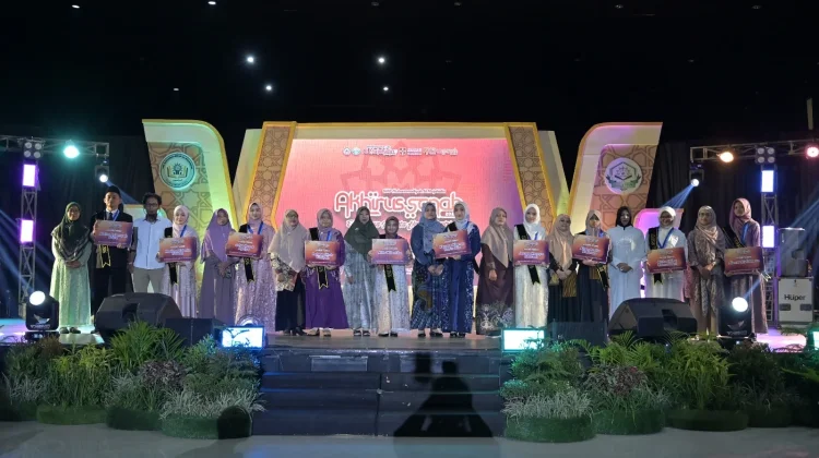 SMP Mujahidin Lepas Ratusan Lulusan Berprestasi