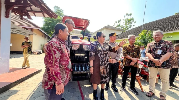 Perkuat Pertanian, Pemkab Gunungkidul Salurkan Alsintan