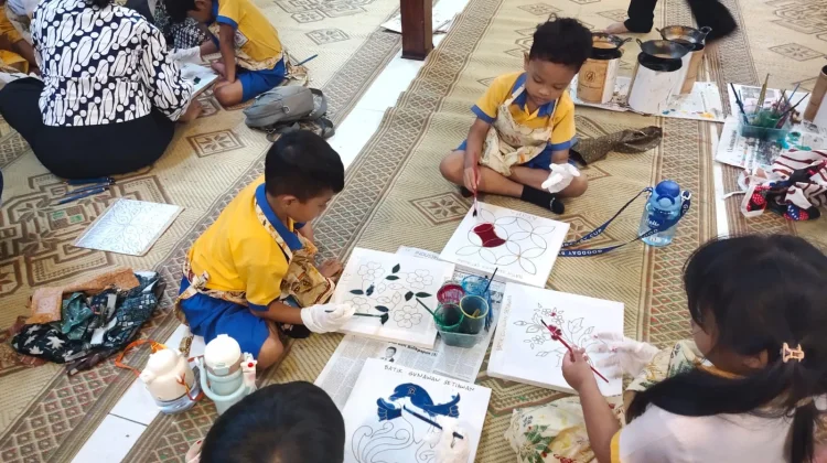Tanam Nasionalisme, Siswa TK Anak Bintang Sleman Belajar Membatik di Solo