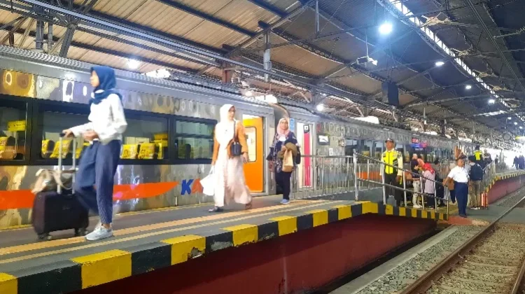 Awal Libur Sekolah, Daop 6 Yogyakarta Catat 37.806 Penumpang Padati Stasiun